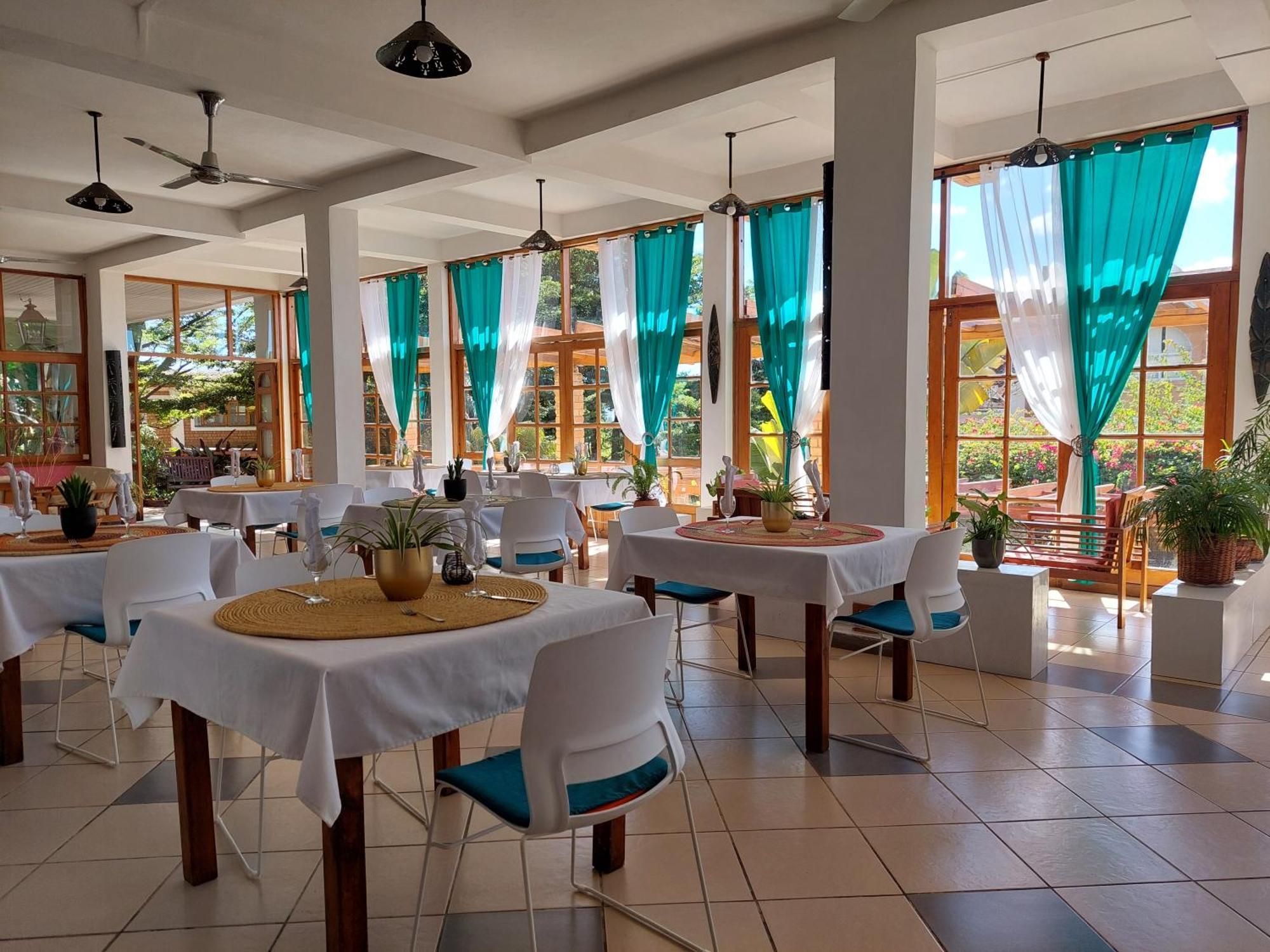 Island Continent Hotel Ivato Airport Exterior foto