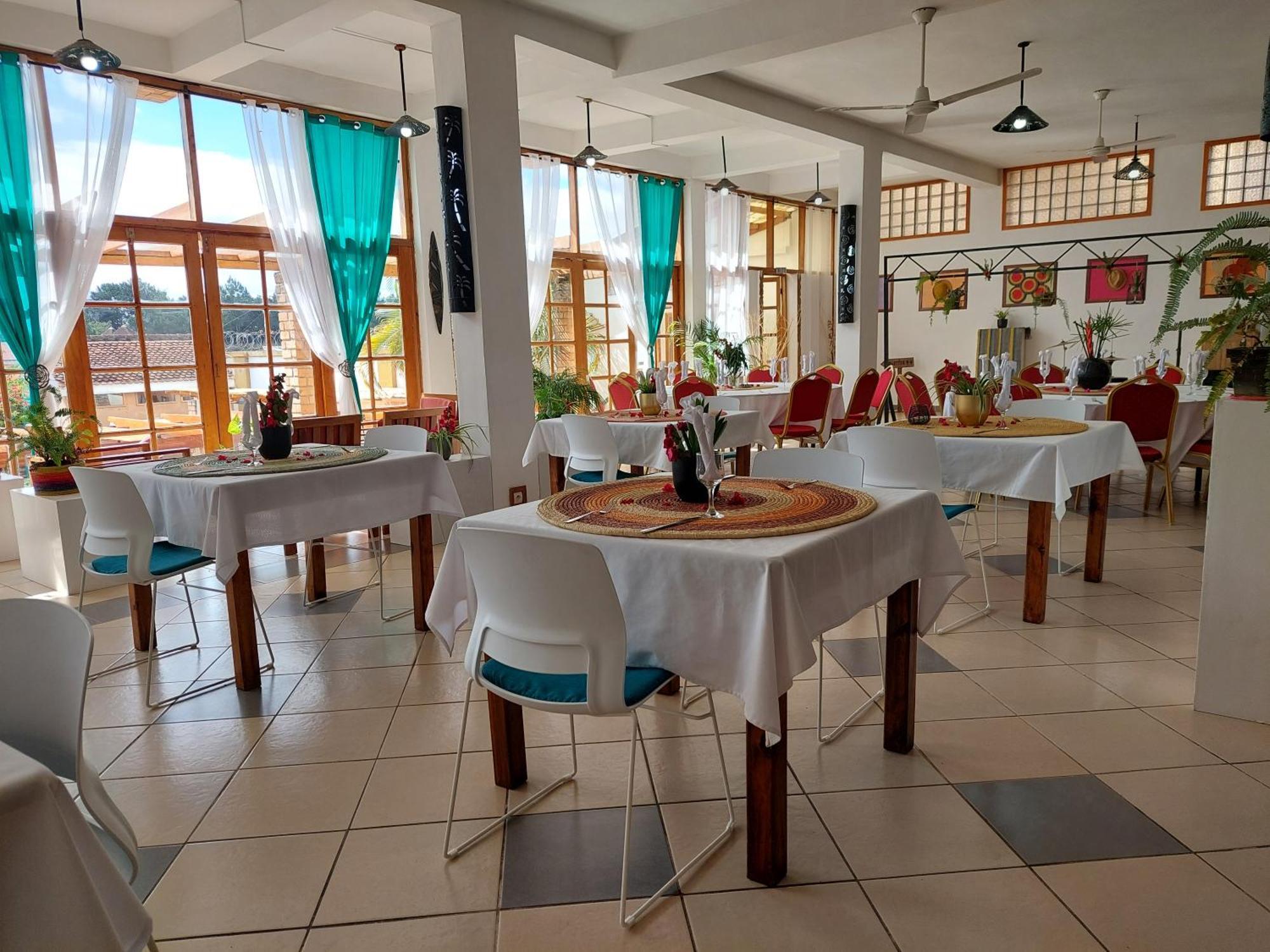 Island Continent Hotel Ivato Airport Exterior foto